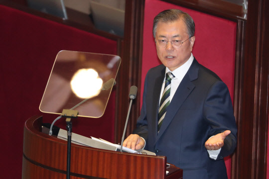야유와 박수 속 文대통령 시정연설  문재인 대통령이 22일 오전 국회에서 내년도 예산안에 대한 시정연설을 하고 있다.   연합뉴스